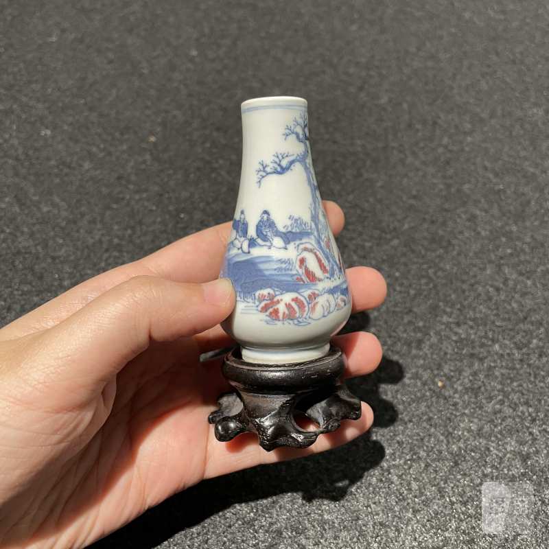 清乾隆 青花釉里红山水人物小尊 - 图10